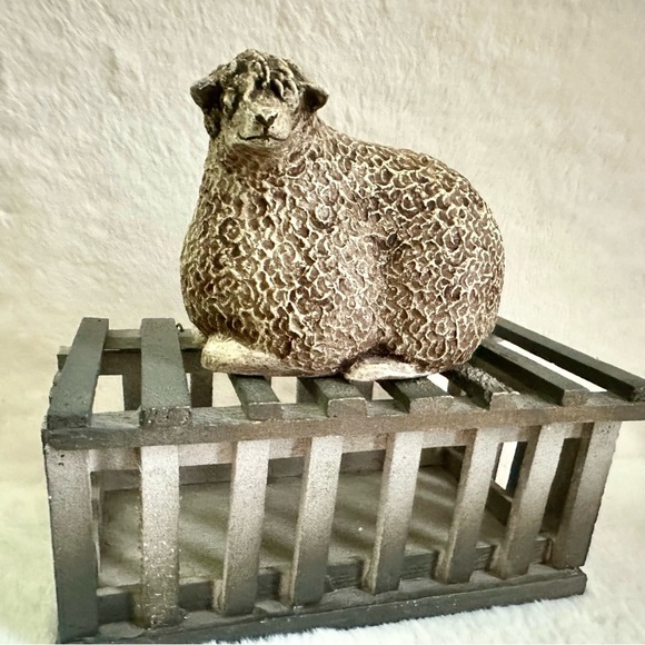 Set of 4 Primitive Farm Animal Figurines (Sheep, Pig, Cow, Lamb) W/ Stable Crate - Picture 8 of 13